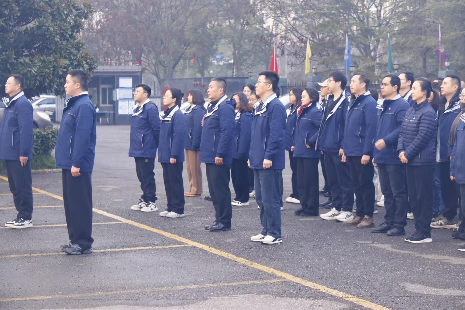 晨光映旗起新篇，凝新奮進(jìn)新征程